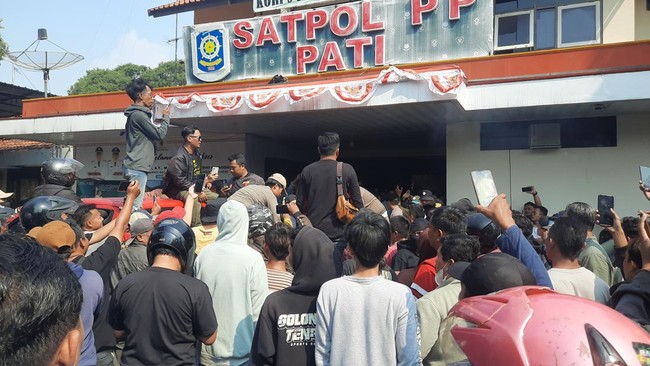 Menteri Dalam Negeri Tito Karnavian memerintahkan pemeriksaan terkait kenaikan Pajak Bumi dan Bangunan (PBB) hingga 250% di Pati yang memicu protes masyarakat.
