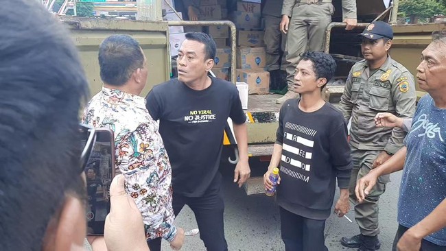 Warga Pati Demo Protes Bupati Naikkan PBB 250 Persen Bupati Pati umumkan kenaikan PBB hingga 250 persen, memicu aksi protes dari masyarakat. Satpol PP membubarkan posko penggalangan dana.