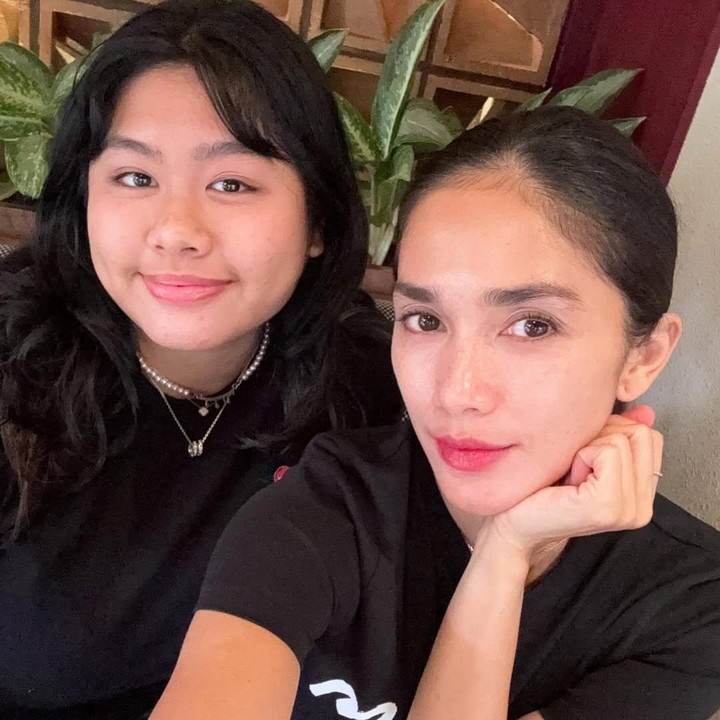<p>Nur Amalia putri Ussy Sulistiawaty dan Andhika Pratama juga dikabarkan akan menjadi dokter setelah lulus kuliah nanti, Bunda. Perempuan yang akrab disapa Amel ini diketahui terdaftar sebagai mahasiswi kedokteran hewan di Institut Pertanian Bogor (IPB).&nbsp;(Foto: Instagram@ussypratama)</p>