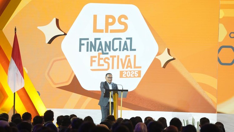 Anggota Dewan Komisioner Bidang Program Penjamin Simpanan dan Resolusi Bank, Didik Madiyono, membuka LPS Financial Festival Surabaya 2025