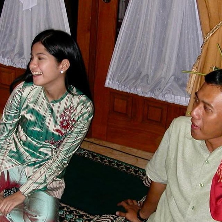 <p>Bunda pasti setuju, <em>vibes</em> foto ini bener-bener manis dan penuh dengan kenangan. Dalam foto yang diambil saat acara pengajian tersebut, Annisa tampak memesona dengan blouse satin bermotif garis, sementara Agus di sampingnya mengenakan hijau muda. (Foto: Instagram @annisayudhoyono)</p>
