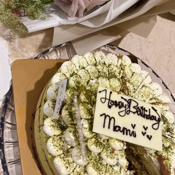 <p>Bunda, siapa sih yang enggak senang dikasih kejutan manis di hari ulang tahun? Terlihat putri sambungnya, Diandra, dan sang suami memberikan kue bertuliskan "Happy Birthday Mami" lengkap dengan <em>bucket</em> bunga yang tampak cantik. (Foto: Instagram @bellasaphiraofficial)</p>