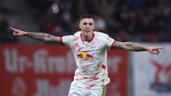 Manchester United resmi mengumumkan perekrutan Benjamin Sesko dari RB Leipzig jelang musim baru.