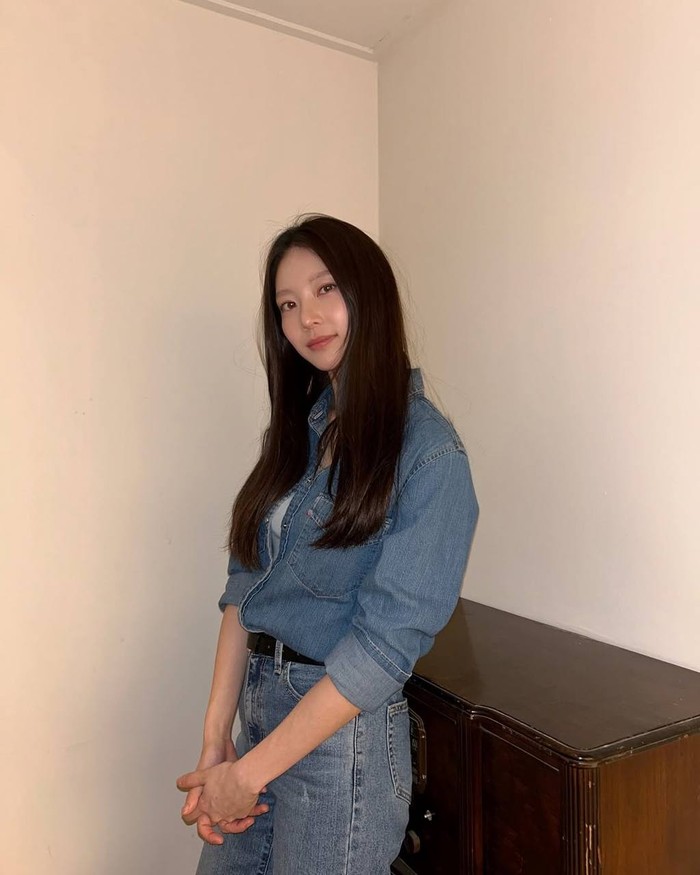 Bergaya simpel namun tetap kece, Gong Seung Yeon tampil dalam balutan denim on denim yang ia padukan dengan belt hitam untuk penampilan yang semakin rapi/ Foto: Instagram.com/0seungyeon