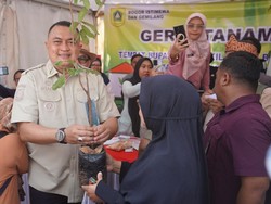 Warga Cileungsi Antusias Dapat Bibit Pohon Gratis dari Bupati Bogor