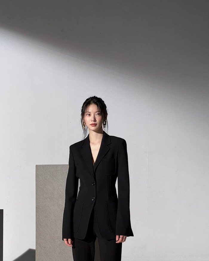 Elegan dan tegas, ia tampil all black dengan setelan blazer dan menambahkan anting sebagai statement yang membuatnya makin on point/ Foto: Instagram.com/0seungyeon