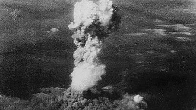 FILES-JAPAN-US-HISTORY-NUCLEAR-WWII BERKAS) Foto arsip dari Arsip Nasional AS yang diambil pada 6 Agustus 1945 ini menunjukkan asap mengepul setinggi 6.000 meter di atas Hiroshima, sementara asap dari ledakan bom atom pertama telah menyebar hingga 3.000 meter di atas target di dasar kolom yang naik. Pengeboman nuklir AS di Hiroshima pada 6 Agustus 1945 menewaskan sekitar 140.000 orang. Beberapa hari kemudian, disusul oleh pengeboman Nagasaki pada 9 Agustus yang menewaskan sekitar 74.000 orang. Kedua pengeboman tersebut memberikan pukulan terakhir bagi kekaisaran Jepang, yang menyerah pada 15 Agustus 1945, sekaligus mengakhiri Perang Dunia II. (Foto oleh ARSIP NASIONAL / AFP)