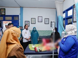 Gubernur Sulsel Tinjau Pelayanan Kesehatan Bergerak di Pulau Sabutung Pangkep