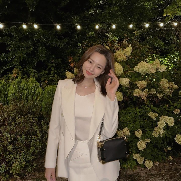 <p>Bintang Korea Honey Lee telah menikah dengan pria non selebriti pada 21 Desember 2021 dalam sebuah acara pernikahan yang diselenggarakan secara sederhana dan <em>private.</em> Kabar pernikahan ini diungkap langsung oleh agensinya. Kini Honey Lee dan suami tengah menantikan kelahiran anak kedua.&nbsp;(Foto: Instagram@honey_lee32)</p>