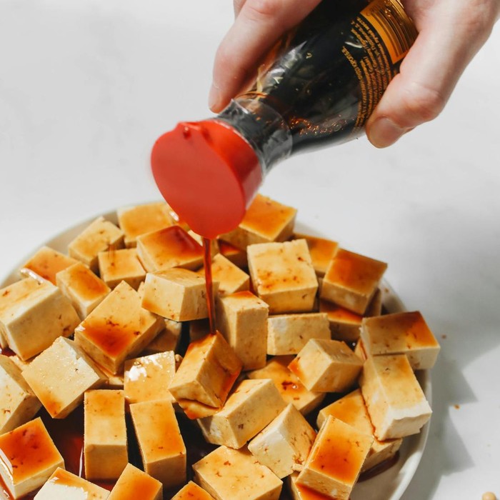 Tahu mengandung sejumlah kecil tiamin, riboflavin, niasin, vitamin B-6, kolin, mangan, dan selenium. Tahu merupakan sumber protein lengkap yang berarti menyediakan semua asam amino esensial yang dibutuhkan dalam makanan.