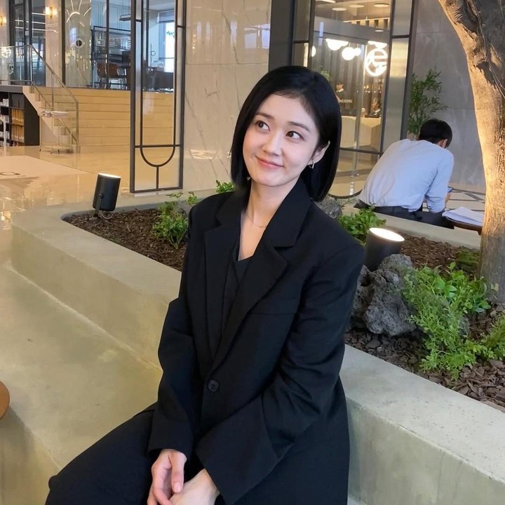 <p>Jang Nara termasuk artis Korea yang menikah dengan non-selebriti. Ia dilaporkan telah menikah dengan sutradara Jung Ha Chul pada 2022. Dilansir dari laman <em>Soompi,</em> pernikahan mereka dilakukan secara tertutup di Bonelli Garden, Seoul. (Foto: Instagram@nara0318)</p>