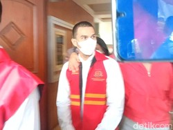 Jonathan Frizzy Berambut Cepak Jalani Sidang Perdana Penyalahgunaan Obat Keras