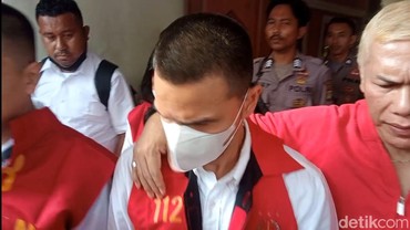 Kembali Jalani Sidang Kasus Obat Keras Vape, Jonathan Frizzy Hanya Bungkam