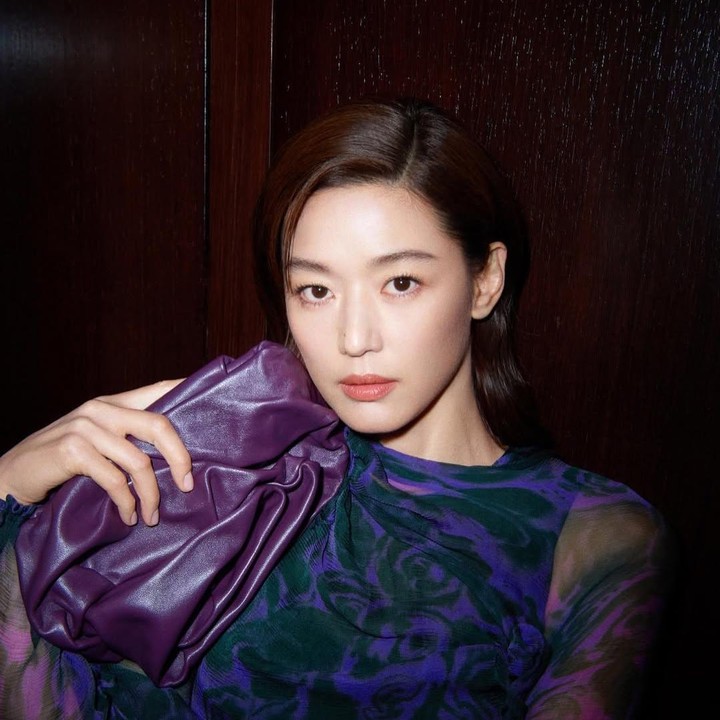 <p>Artis Jun Ji Hyun juga menikah dengan pria non-selebriti bernama Choi Jun Hyuk pada April 2012. Rumah tangga keduanya yang telah berjalan selama 13 itu diwarnai dengan kehadiran dua anak laki-laki yang lahir pada Februari 2016 dan Januari 2018.&nbsp;(Foto: Instagram@ieumhashtag_official)</p>