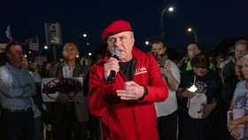 Aktivis Curtis Sliwa dan isterinya Lisa pernah mendirikan kelompok Malaikat Pelindung di AS.