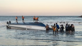 FOTO: Kapal Cepat Terbalik Saat Berlabuh di Bali, 2 WNA Tewas