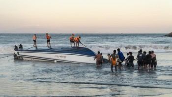 FOTO: Kapal Cepat Terbalik Saat Berlabuh di Bali, 2 WNA Tewas