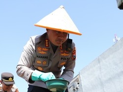 Polresta Malang Kota Ajak Santri Tanam Jagung Bareng
