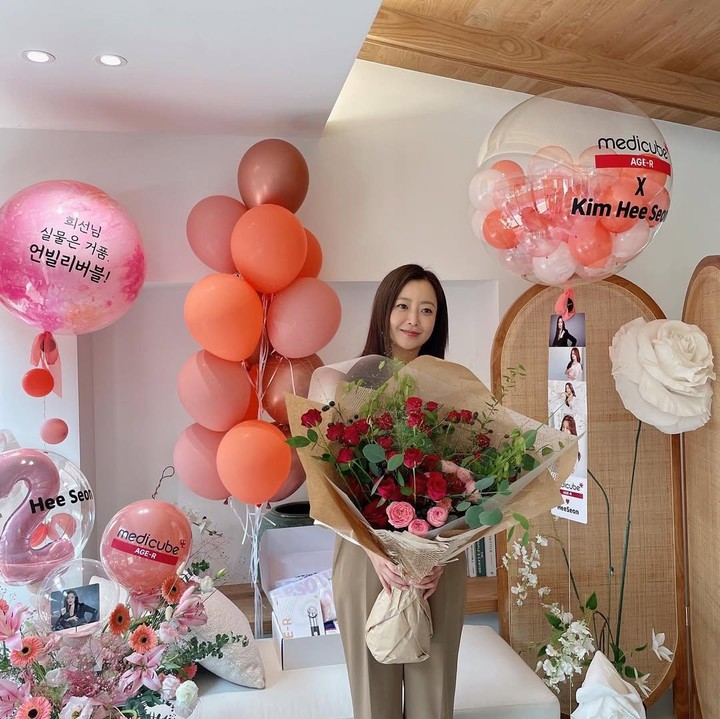 <p>Kim Hee Sun dikabarkan menikah dengan seorang pengusaha bernama Park Ju Young pada Oktober 2007. Pernikahan keduanya yang telah menginjak 18 tahun itu pun dikaruniai satu anak perempuan.&nbsp;&nbsp;(Foto: Instagram@lovely.katie.k)</p>