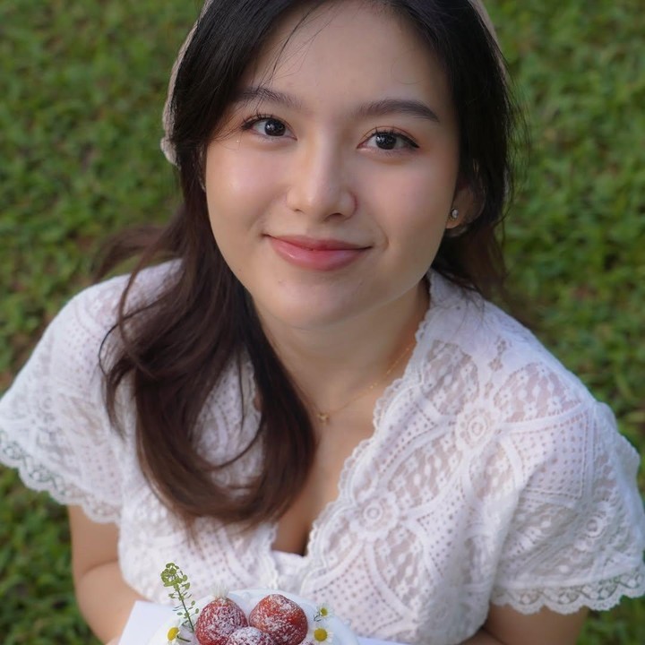 <p>Anzela tampaknya sengaja membagikan foto <em>maternity shoot</em>-nya di awal bulan Agustus ini. Perempuan asal Lampung itu ternyata baru saja merayakan hari ulang tahunnya yang ke-28 pada 4 Agustus lalu. Momen ulang tahun ini menjadi begitu berkesan karena ia sebentar lagi menjalankan peran sebagai Bunda. "Ulang tahun terakhirku sebelum menjadi ibu. Sebuah perpisahan yang lembut untuk satu bab, dan salam hangat untuk bab berikutnya," tulisnya. (Foto: Instagram @lawrenceanzela_)</p>