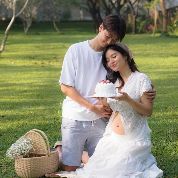 <p>Foto <em>maternity shoot A</em>nzela ini dilakukan di <em>outdoor</em> dengan pemandangan alam yang indah. Alih-alih menyewa saja fotografer, foto<em> maternity shoot</em> Anzela ini diambil sendiri oleh sang suami Abibayu. Pasangan ini juga sempat mengabadikan momen berdua di hari spesial itu, Bunda. (Foto: Instagram @lawrenceanzela_)</p>