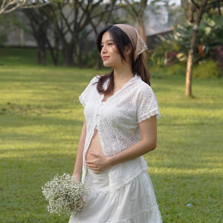 <p>Bunda pasti sudah tak asing dengan lagu anak-anak,&nbsp;<em>Potong Bebek Angsa?</em>&nbsp;Salah satu penyanyi cilik yang dulu melantunkan lagu ini, Reigitha Lawrence Anzela atau akrab disapa Anzela, kini telah beranjak dewasa. Anzela bahkan telah menikah dan sedang menanti kelahiran anak pertamanya. (Foto: Instagram @lawrenceanzela_)</p>