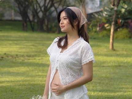 Maternity Shoot Penyanyi 'Potong Bebek Angsa' Lawrence Anzela Hamil Anak Pertama