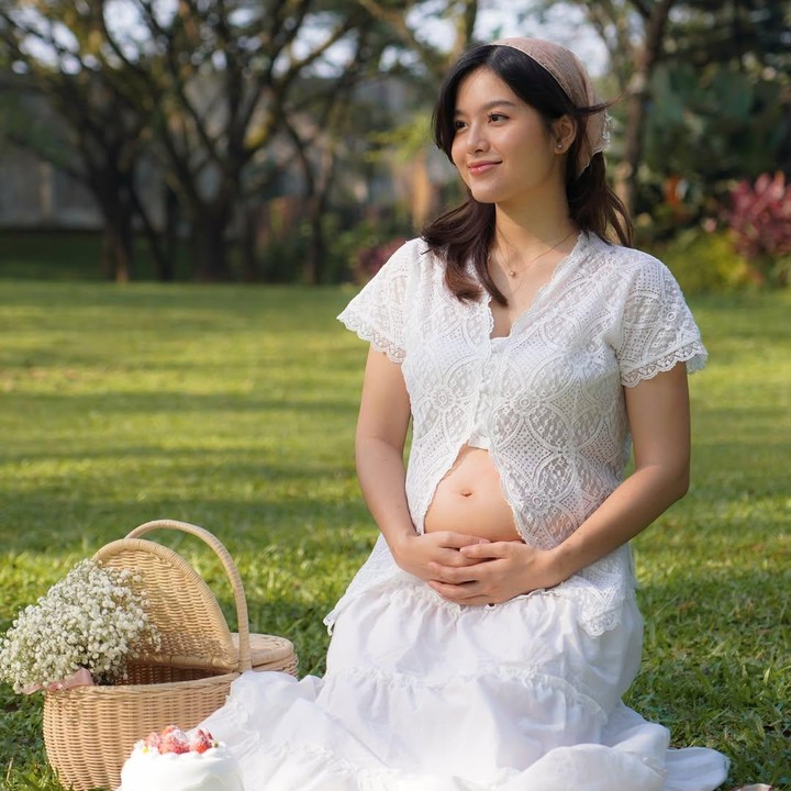 <p>Baru-baru ini, Anzela membagikan potret maternity shoot kehamilan pertamanya ke publik. Dalam <em>maternity shoot</em> ini, Anzela tampil cantik mengenakan baju berwarna serba putih dengan aksesoris <em>headscarf</em> cokelat muda. (Foto: Instagram @lawrenceanzela_)</p>
