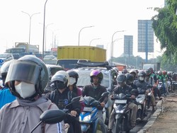 Macet Parah di TB Simatupang Jaksel, Warga: Lebih Cepat Jalan Kaki
