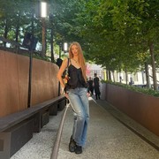 Get The Look: OOTD Edgy Summer Vibe yang Simple Ala Megan KATSEYE
