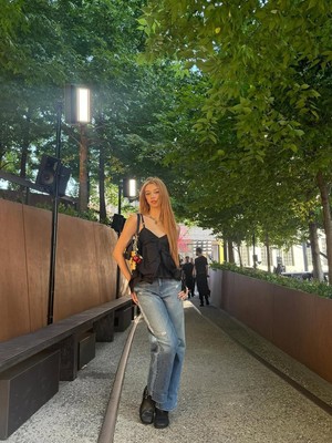 Get The Look: OOTD Edgy Summer Vibe yang Simple Ala Megan KATSEYE