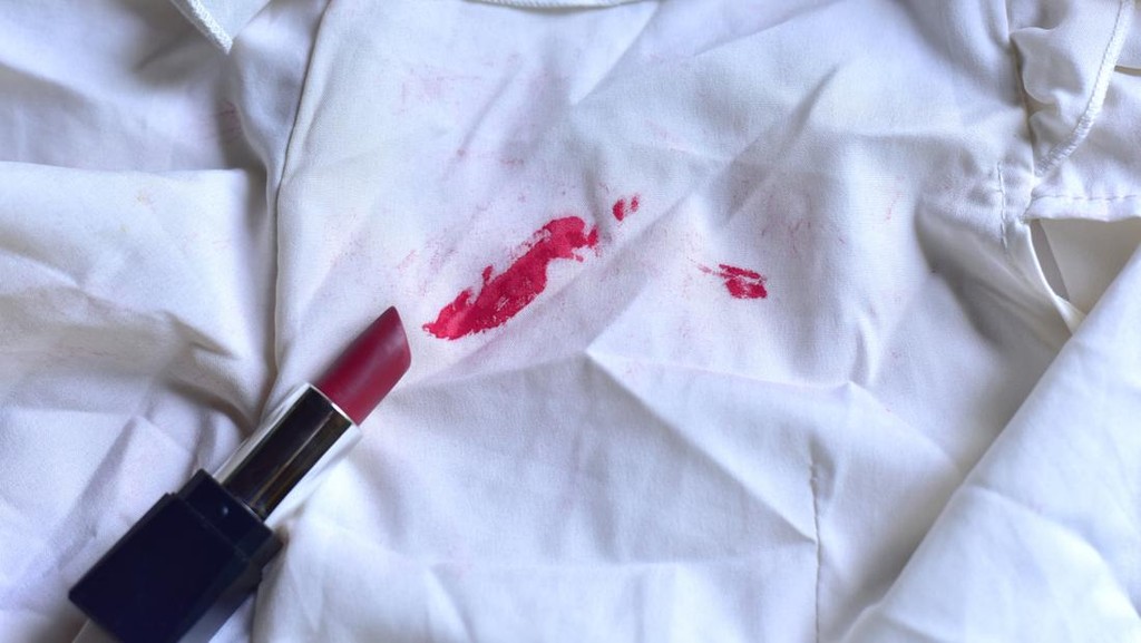 Cara Simpel Hilangkan Noda Makeup di Baju, Tanpa Drama! Rekomendit