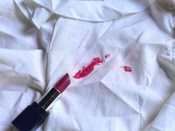 Tips Menghilangkan Noda Makeup di Baju, Mudah dan Cepat