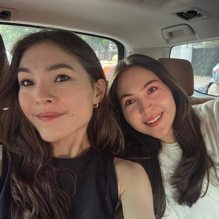 <p>Meskipun jarang disorot media, Olivia sering mengajak Sabrina untuk membuat konten bersama. Misalnya saja, mereka pernah membuat konten<em> makeup</em> bareng. &ldquo;Kembaran tapi beda, ituuu warna <em>foundation</em> aja bedaaa,&rdquo; tulis Olivia.&nbsp;(Foto: Instagram@oliviajensen)</p>
