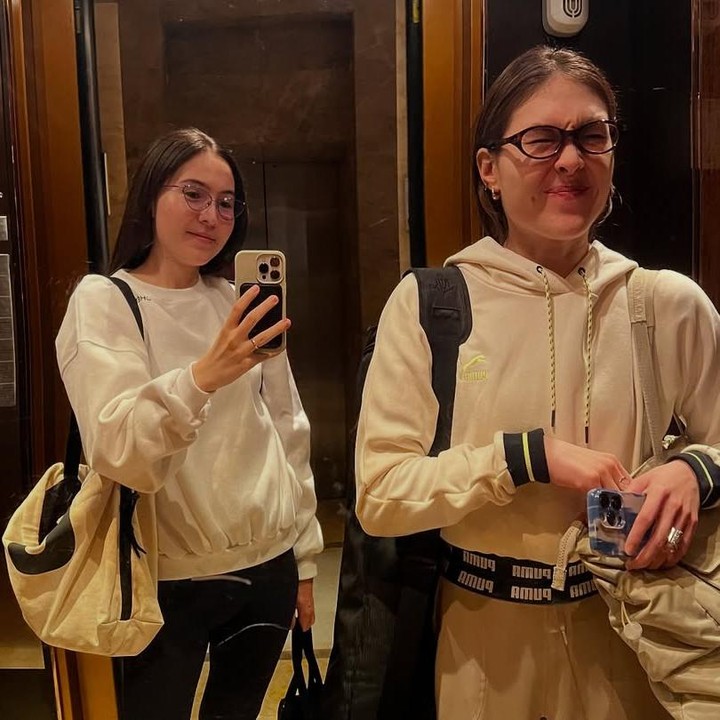 <p>Perempuan 32 tahun ini juga kerap menghabiskan waktu bersama saudara kembarnya itu. &ldquo;Akhir pekan dengan saudara perempuanku <em>@sabjensen,</em>&rdquo; tulis Olivia, dikutip dari laman Instagram <em>@oliviajensen,</em> Rabu (6/8/2025).&nbsp;(Foto: Instagram@oliviajensen)</p>