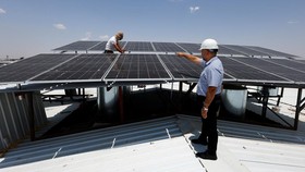 Pemerintah Australia mempercepat transisi energi terbarukan dengan diskon 20 persen untuk pemasangan panel surya di sektor komersial dan pertanian.