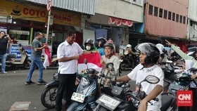 Polantas Bagikan 214 Ribu Bendera Merah Putih ke Pengguna Jalan