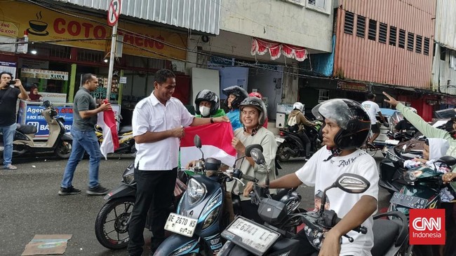Polantas Bagikan 214 Ribu Bendera Merah Putih ke Pengguna Jalan Polisi lalu lintas membagikan 214.477 bendera Merah Putih dan 10.604 bunga mawar dalam Aksi Gerakan Polantas Menyapa untuk menyambut HUT ke-80 RI.