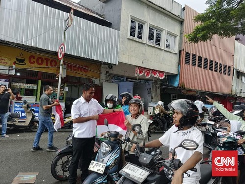 Polantas Bagikan 214 Ribu Bendera Merah Putih ke Pengguna Jalan
