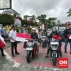 Polisi di Sejumlah Wilayah RI Bagi-bagi Bendera Merah Putih di Jalan