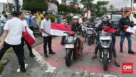 Polisi di Sejumlah Wilayah RI Bagi-bagi Bendera Merah Putih di Jalan
