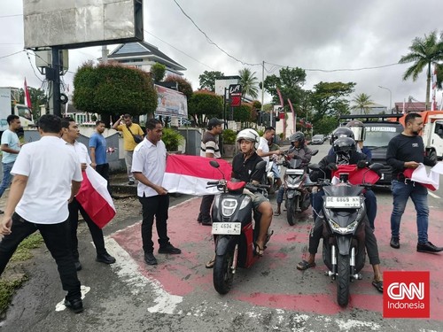 Polisi di Sejumlah Wilayah RI Bagi-bagi Bendera Merah Putih di Jalan