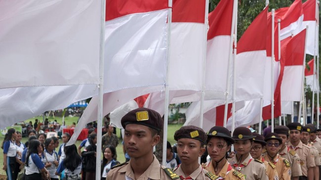 Anggota Pramuka mengikuti kirab bendera Merah Putih saat gotong-royong kebangsaan dan pencanangan sepuluh juta bendera merah putih di Denpasar, Bali, Jumat (1/8/2025). Kegiatan yang digelar Kementerian Dalam Negeri dan Pemprov Bali tersebut mengajak 
