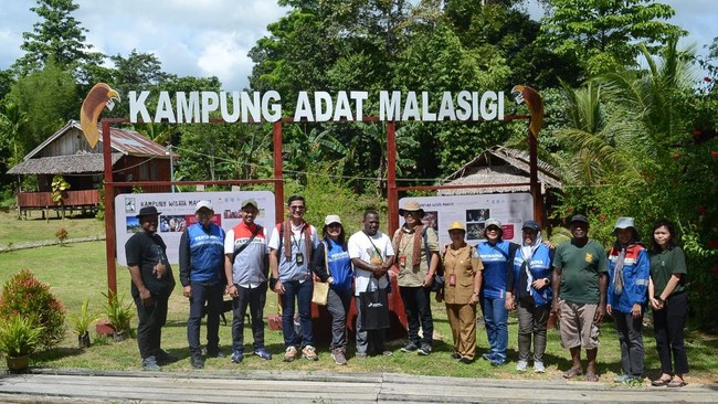 Desa Energi Berdikari Pertamina di Kampung Malasigi dukung kemandirian masyarakat dengan energi terbarukan, meningkatkan ekonomi dan mengurangi emisi karbon.