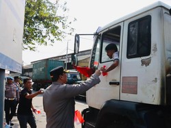 Sambut HUT Ke-80 RI, Polres Pelabuhan Priok Bagikan Bendera Merah Putih