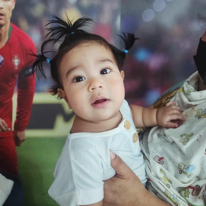 <p>Anak ketiga mereka, Juan Deo Volante Sihotang, lahir pada 29 November 2024 dan jadi pelengkap kebahagiaan keluarga ini. Walaupun masih bayi, Juan langsung bikin warganet klepek-klepek setiap kali potret terbarunya mampir di media sosial. (Foto: Instagram @juandeo.sihotang)</p>