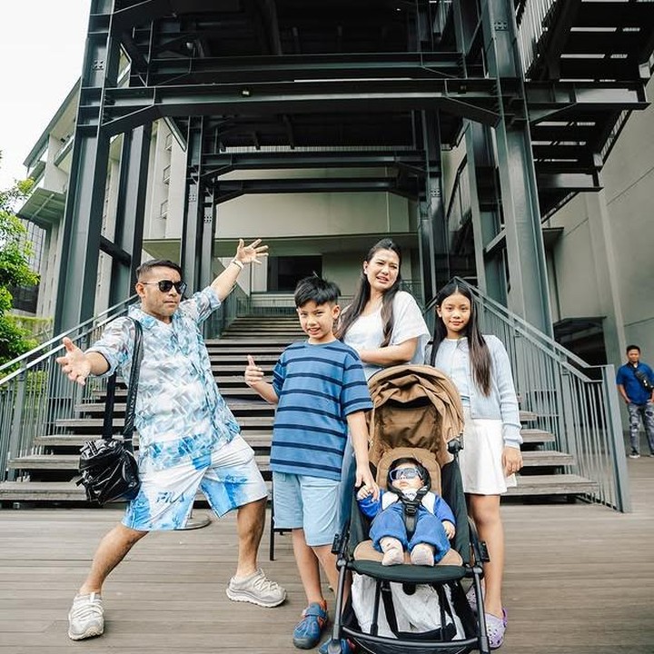 <p>Pasangan artis Judika dan Duma Riris Silalahi selalu tampil kompak bersama keluarga kecilnya. Judika resemi menikah dengan Duma Riris tahun 2013. Dari perjalanan cinta mereka, lahirlah tiga anak kesayangan, yakni Cleo Deomora Boru Sihotang, Judeo Volante Sihotang, dan si bungsu, Juandeo Volante Sihotang. (Foto: Instagram @duma_riris)</p>