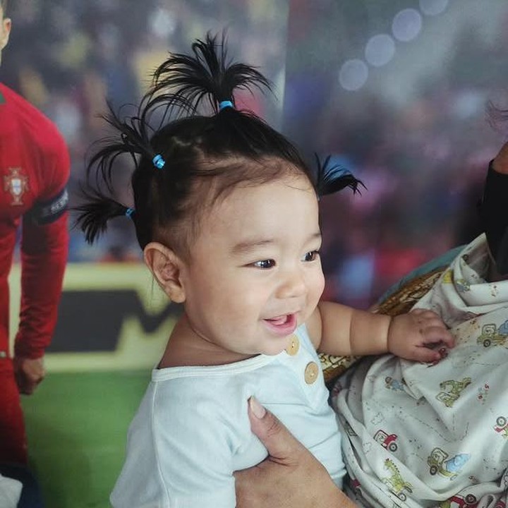 <p>Salah satu unggahan terbaru yang bikin netizen heboh datang dari akun Instagram <em>@juandeo.sihotang</em> yang dikelola langsung oleh orang tuanya. "Model rambutku... kira-kira siapa yang buat nih...," tulisnya. (Foto: Instagram @juandeo.sihotang)</p>