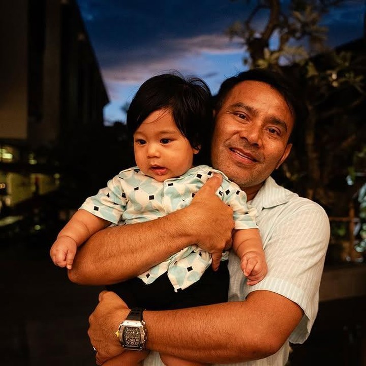 <p>Netizen pun juga tak tahan untuk turut ikut berkomentar karena gemas melihat si bungsu Juan Deo. &ldquo;Ini buat geregetan.. diapain enaknya yaaa..," tulis akun Instagram <em>@wed****</em>. Meski jarang terekspos, jelas terlihat kalau Juan siap jadi bintang kecil di hati para penggemar keluarga Judika dan Duma. (Foto: Instagram @juandeo.sihotang)</p>