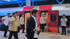 Kunker ke Jabar, Prabowo Naik Kereta Cepat Whoosh